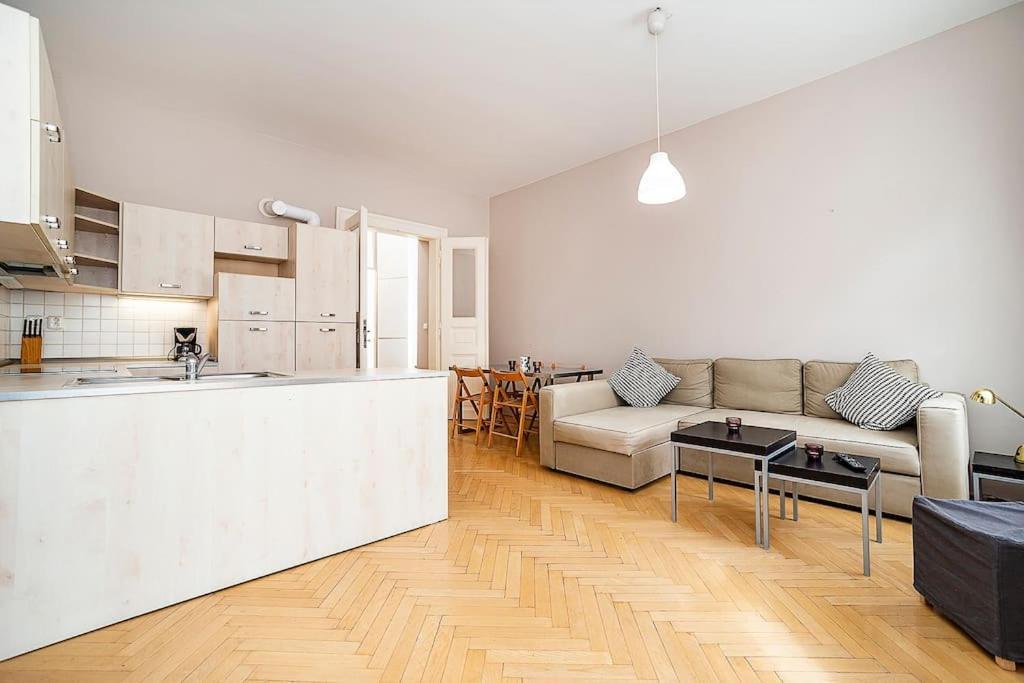 Cozy And Sunny Apartment In Uptown Praha Eksteriør bilde