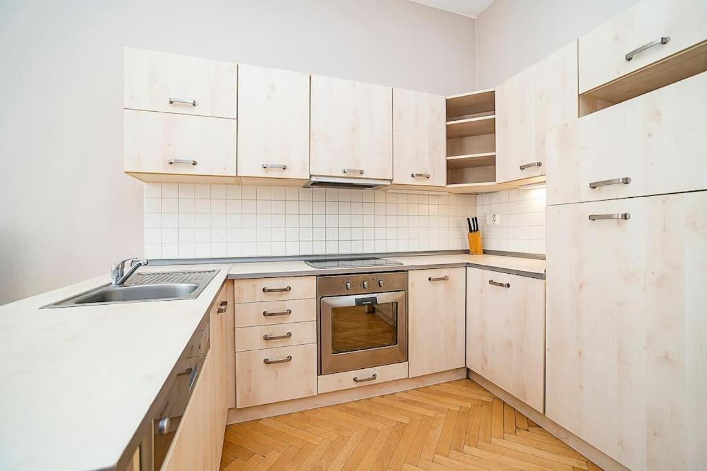 Cozy And Sunny Apartment In Uptown Praha Eksteriør bilde