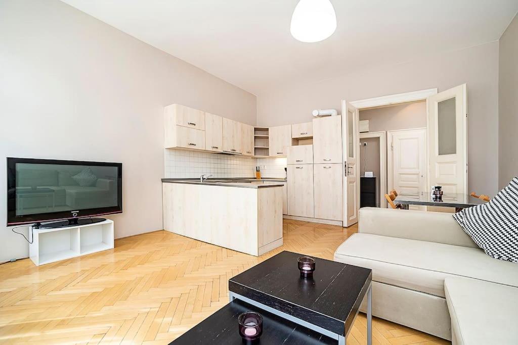 Cozy And Sunny Apartment In Uptown Praha Eksteriør bilde